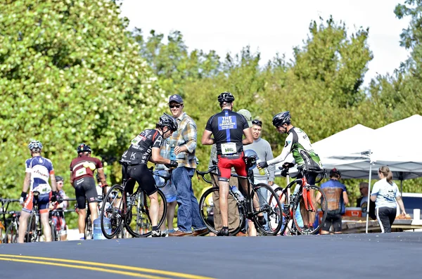 Radler bei einer Radtour an einer Raststätte — Stockfoto