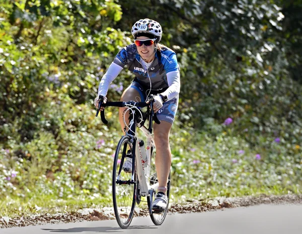 Frau mit dem Fahrrad unterwegs — Stockfoto