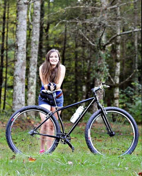 Tiener meisje met fiets — Stockfoto