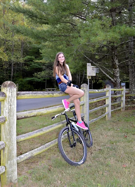 Adolescent fille avec vélo — Photo