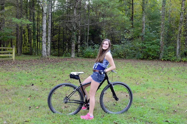 Tini lány és mountain bike — Stock Fotó