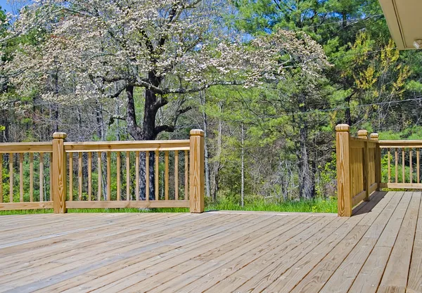 Holzdeck am Haus — Stockfoto