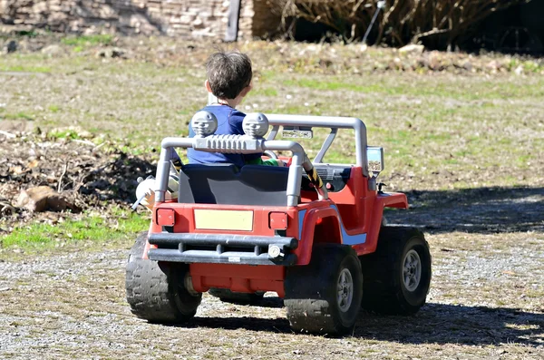 Хлопчик з електричний автомобіль — стокове фото