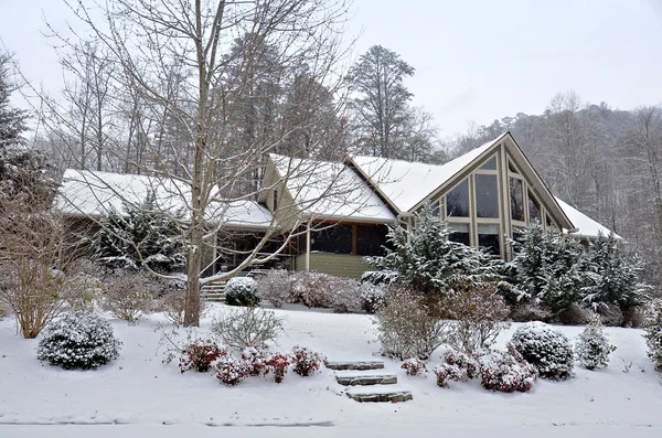 Grande casa nella neve — Foto Stock