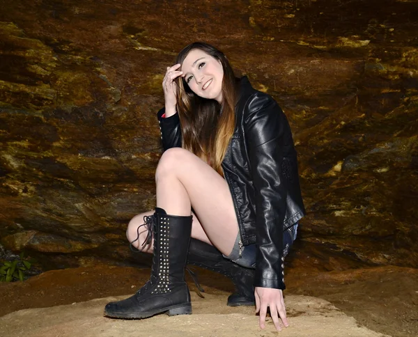 Stijlvolle tiener meisje in een grot — Stockfoto