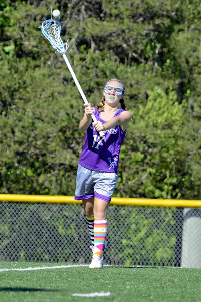 Joven chica lacrosse jugador — Foto de Stock