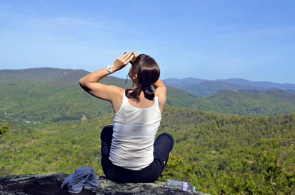 Mujer observando un pájaro en un mirador — Foto de Stock