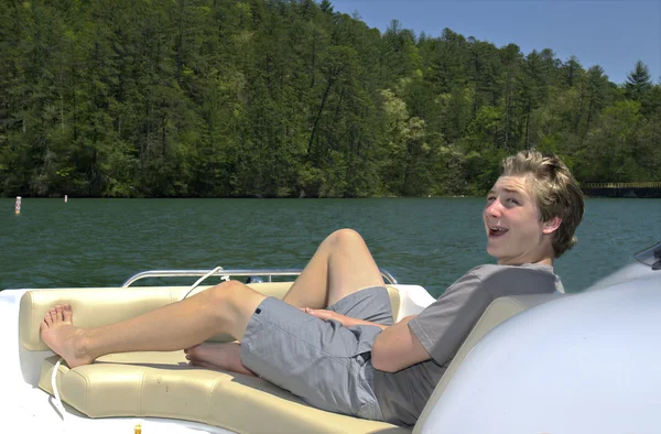 Lustiger Junge auf Bootsfahrt — Stockfoto