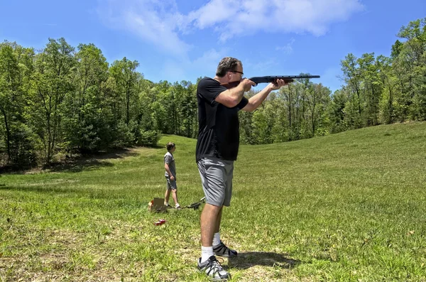 Padre e figlio Shotgun pratica — Foto Stock