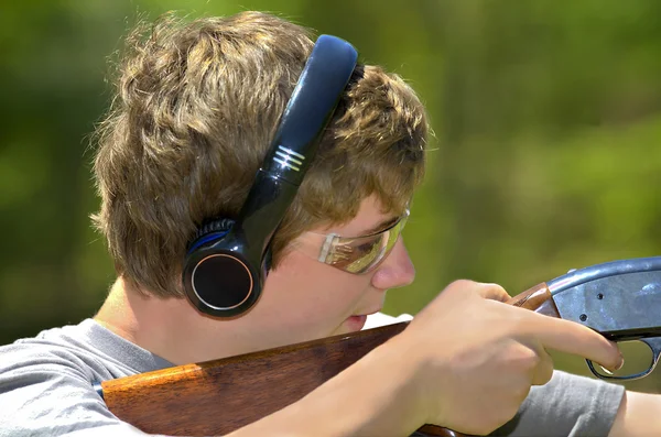 Junge zielte mit Gewehr lizenzfreie Stockbilder