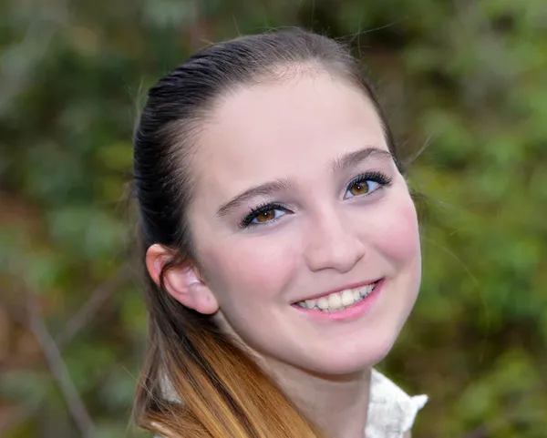 Bella sorridente giovane adolescente — Foto Stock