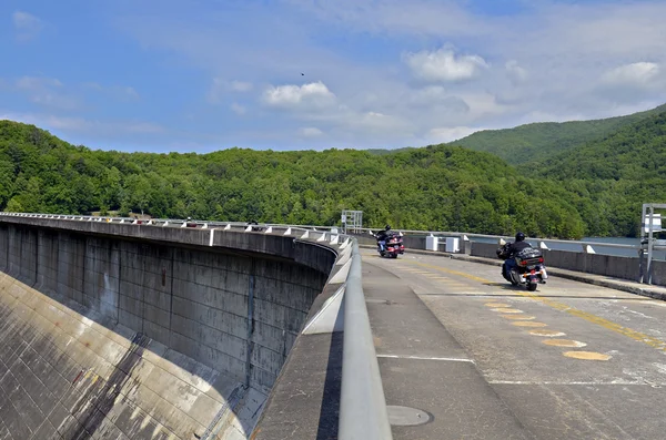 Motorcyklar ridning över dammen — Stockfoto