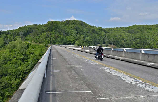 Motocicleta en una presa — Foto de Stock