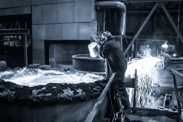In der Fabrik. Produktion von Metall — Stockfoto