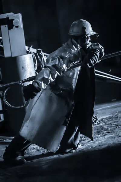 Рабочий на металлургическом заводе — стоковое фото