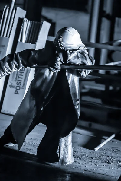 金属の生産工場で働く労働者 ロイヤリティフリーのストック画像