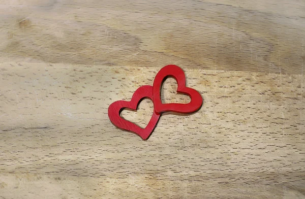 Dos corazones rojos sobre fondo de madera — Foto de Stock