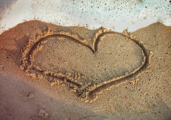 Heart shape drawn on the beach — Stock Photo, Image