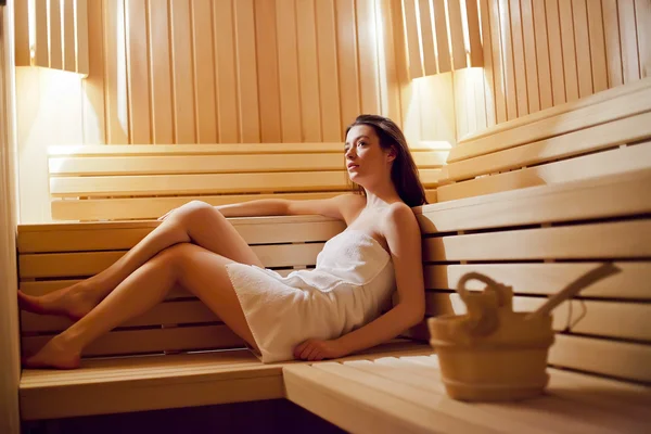 Fille dans sauna — Photo