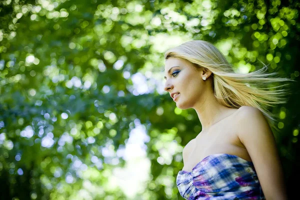 Girl in forest — Stock Photo, Image