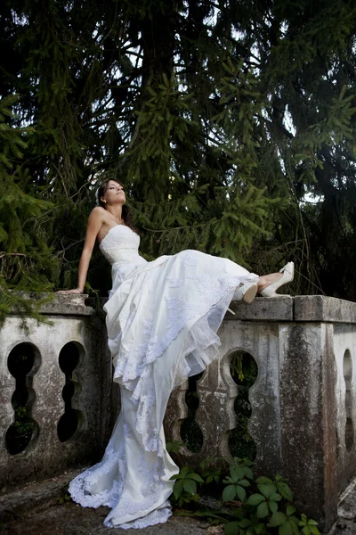 Bride in the park — Stock Photo, Image