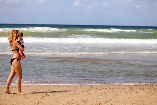 Mother and baby on the beach — Stock Photo, Image