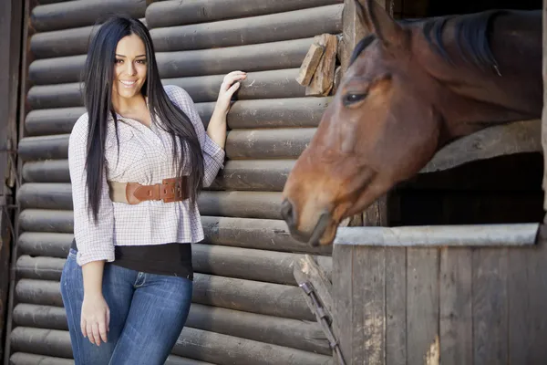 馬小屋の中の女の子 — ストック写真