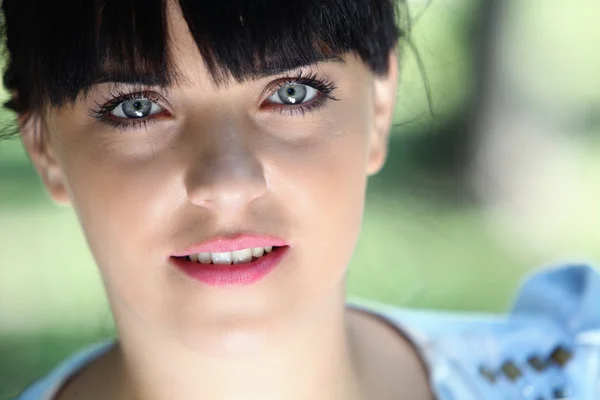 Jeune fille dans le parc — Photo