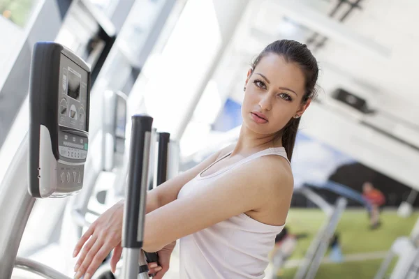 Tjejen på gymmet — Stockfoto