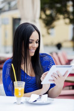 tablet ile kız