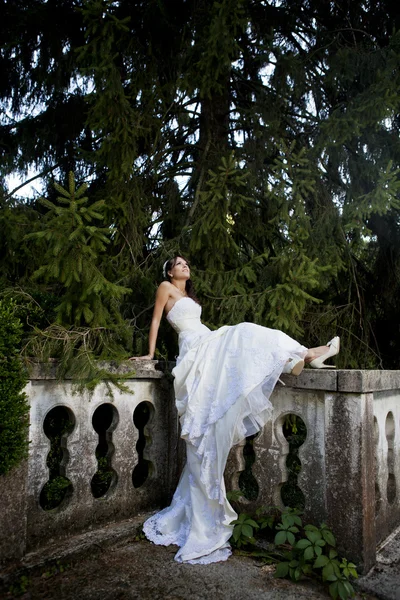 Bride in park — Stock Photo, Image