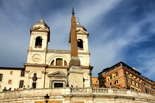 Escadarias espanholas e igreja de Trinita dei Monti em Roma, Itália — Fotografia de Stock