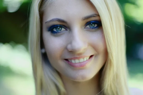 Young girl outdoor — Stock Photo, Image