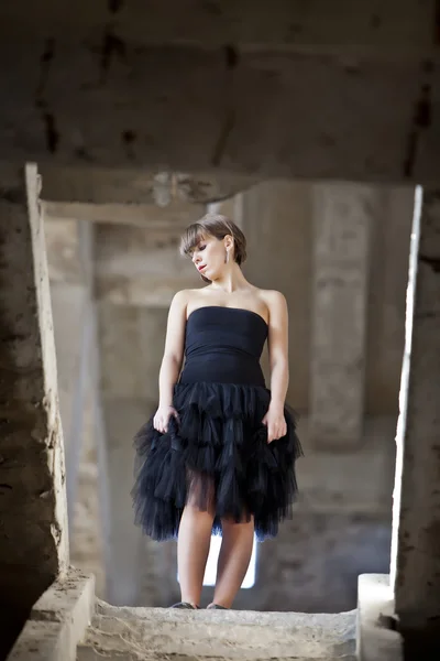 Girl in the ruins — Stock Photo, Image