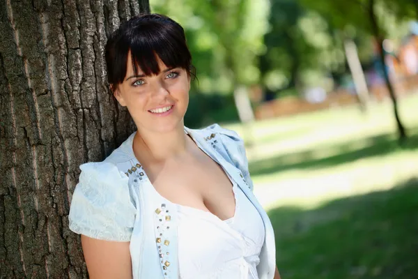 Young girl in the park — Stock Photo, Image