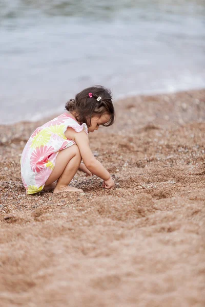 Fille sur la plage — Photo
