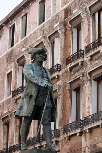 Памятник Карло Голдони в Венеции — стоковое фото