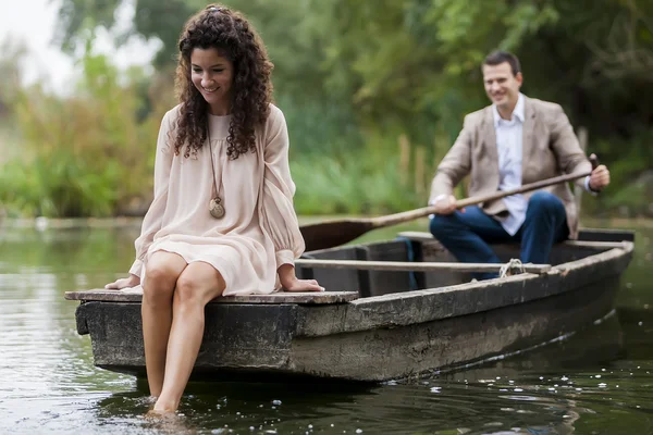 Paar in de boot — Stockfoto