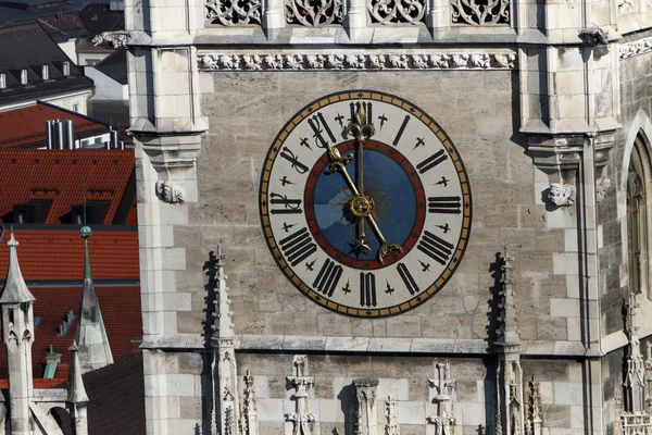 Torre dell'orologio del nuovo municipio di Monaco di Baviera, Germania — Foto Stock