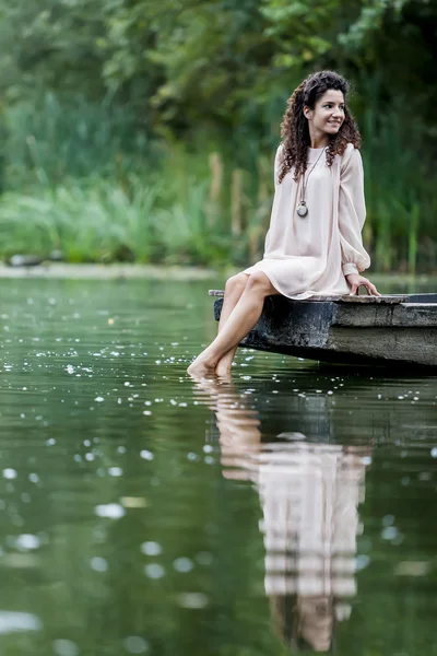 Chica en el lago — Foto de Stock