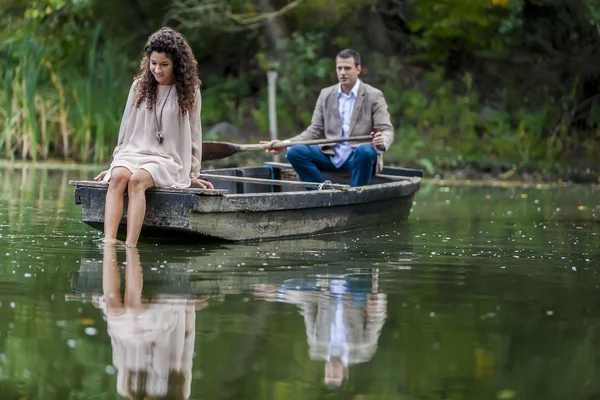 Couple dans le bateau — Photo