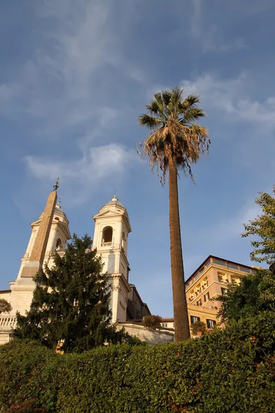 Piazza di Spagna (Plaza de España) y la iglesia Trinita dei Monti —  Fotos de Stock