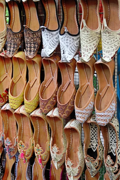 Zapatos en el mercado marroquí — Foto de Stock