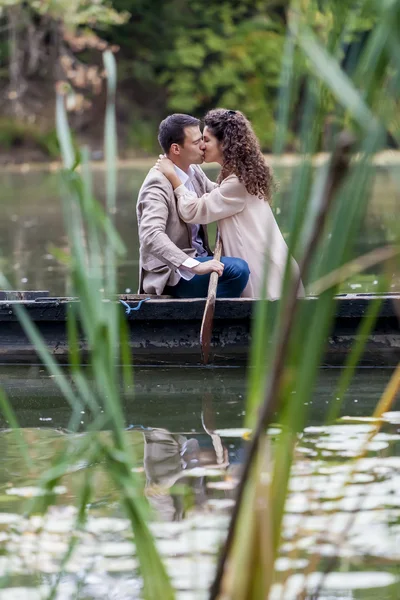 Couple dans le bateau — Photo