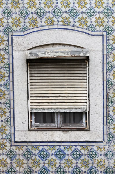 Venster in Lissabon — Stockfoto