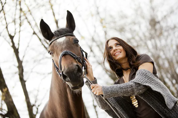 Jeune fille avec un cheval — Photo