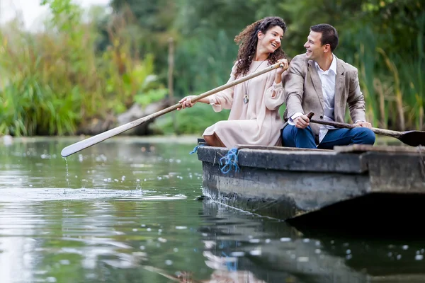 Couple dans le bateau — Photo