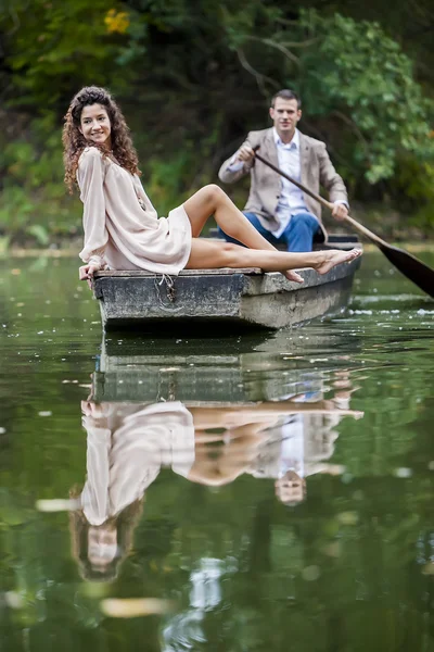 Couple dans le bateau — Photo