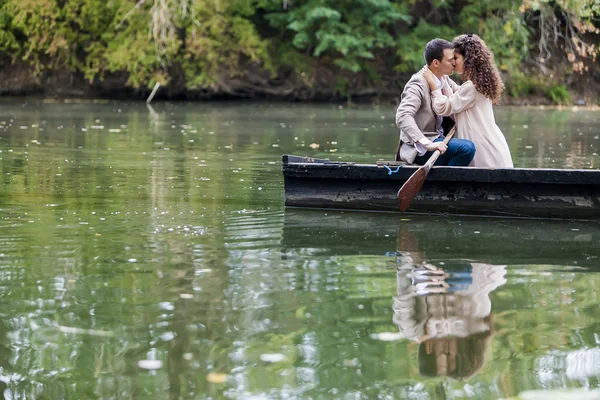 Paar im Boot — Stockfoto