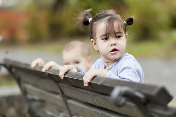 Bambini in panchina — Foto Stock